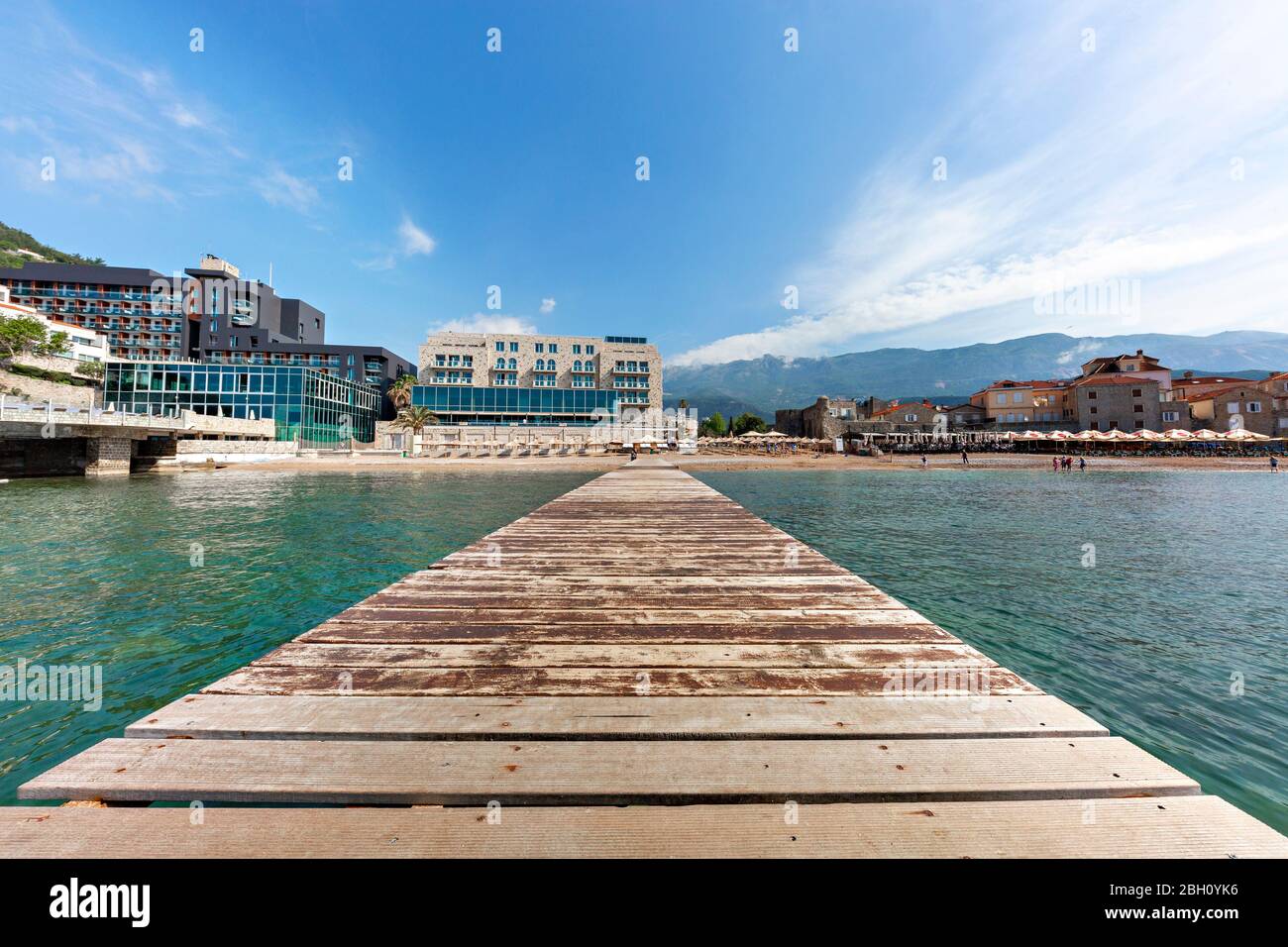 Holzsteg am Strand in der Altstadt von Budva, Montenegro Stockfoto
