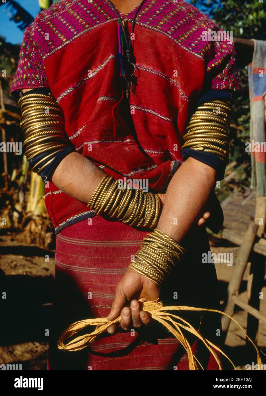 Thailand, Norden, Menschen, Armbänder an den Handgelenken und Unterarmen einer Frau aus dem Stamm der Karen getragen. Stockfoto