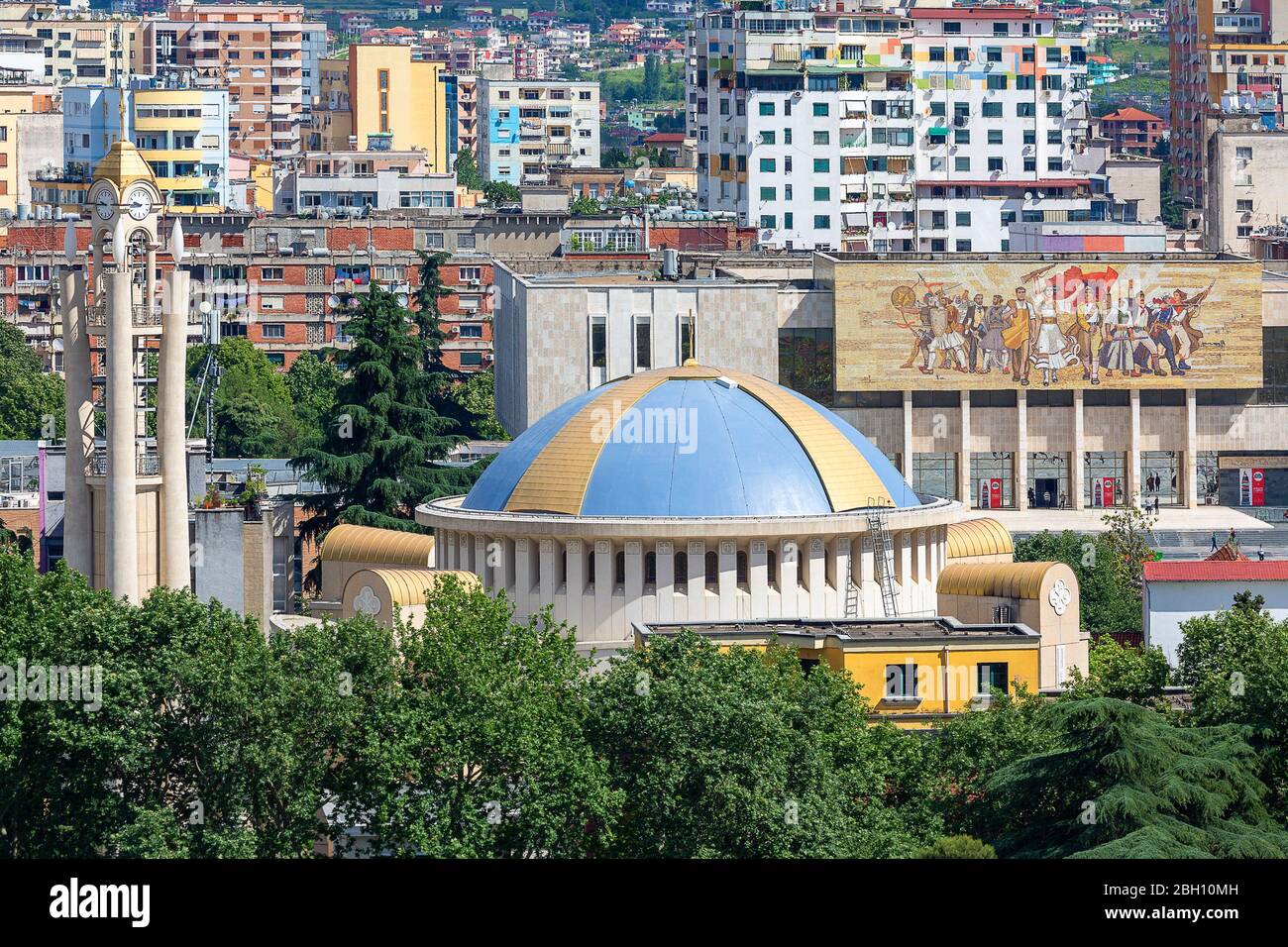 Stadtbild über Tirana mit seinen bunten Wohnhäusern, Tirana, Albanien Stockfoto