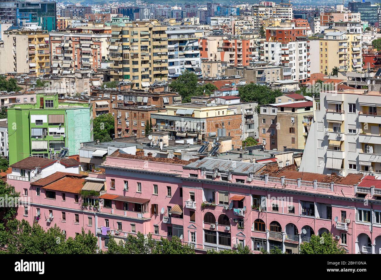 Stadtbild über Tirana mit seinen bunten Wohnhäusern, Tirana, Albanien Stockfoto