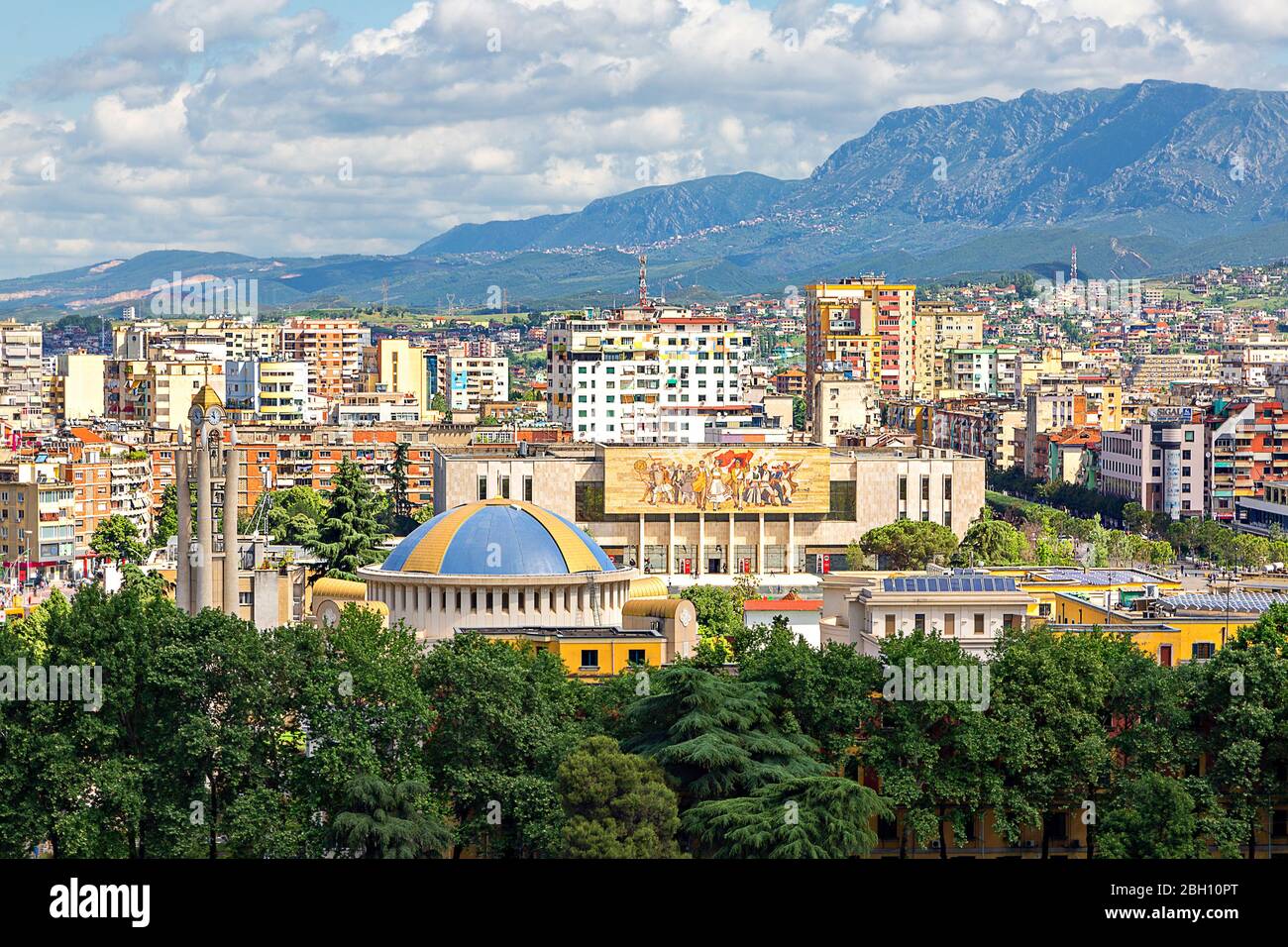 Stadtbild über Tirana mit seinen bunten Wohnhäusern, Tirana, Albanien Stockfoto