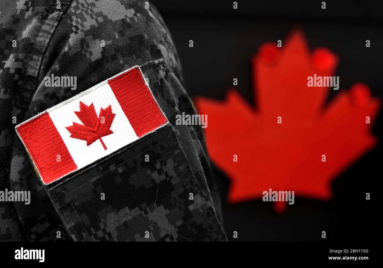 Canada Day. Flagge von Kanada auf der Uniform und Red Maple Leaf auf dem Hintergrund. Kanadische Soldaten. Armee von Kanada. Kanada Blatt. Erinnerung D Stockfoto