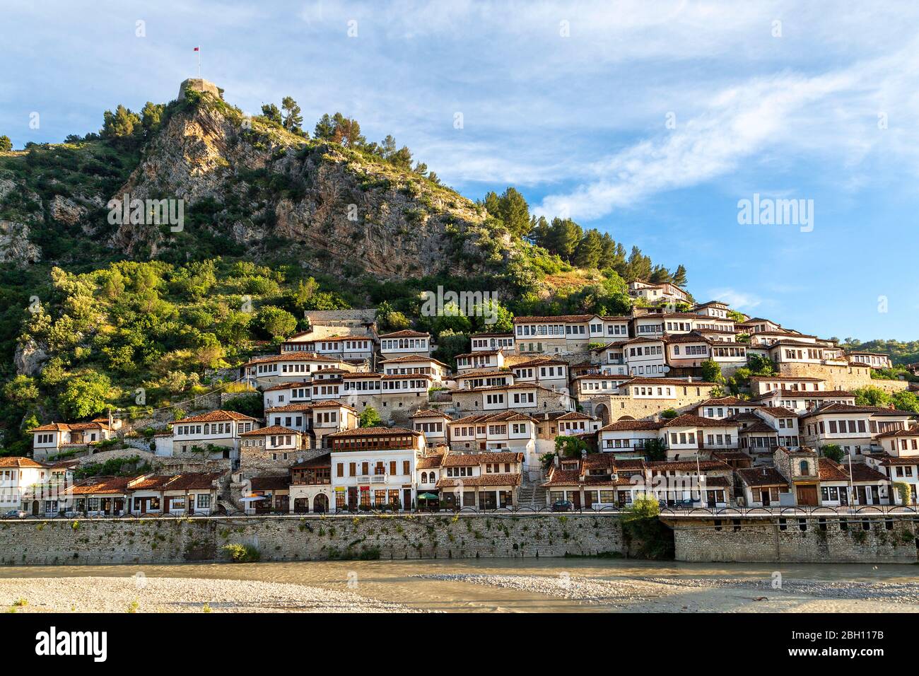 Historische orientalische Häuser in der Altstadt von Berat in Albanien Stockfoto