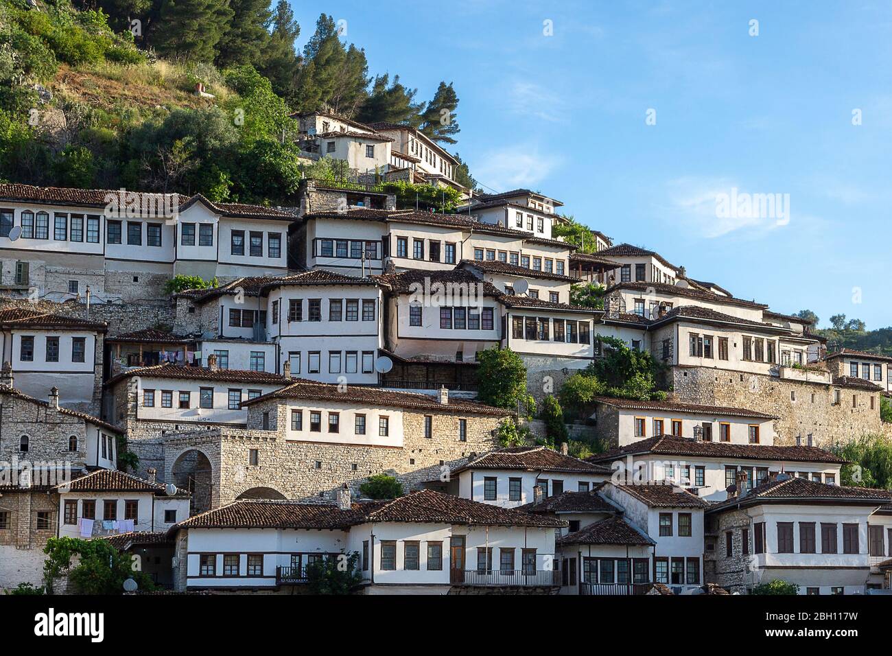 Historische orientalische Häuser in der Altstadt von Berat in Albanien Stockfoto