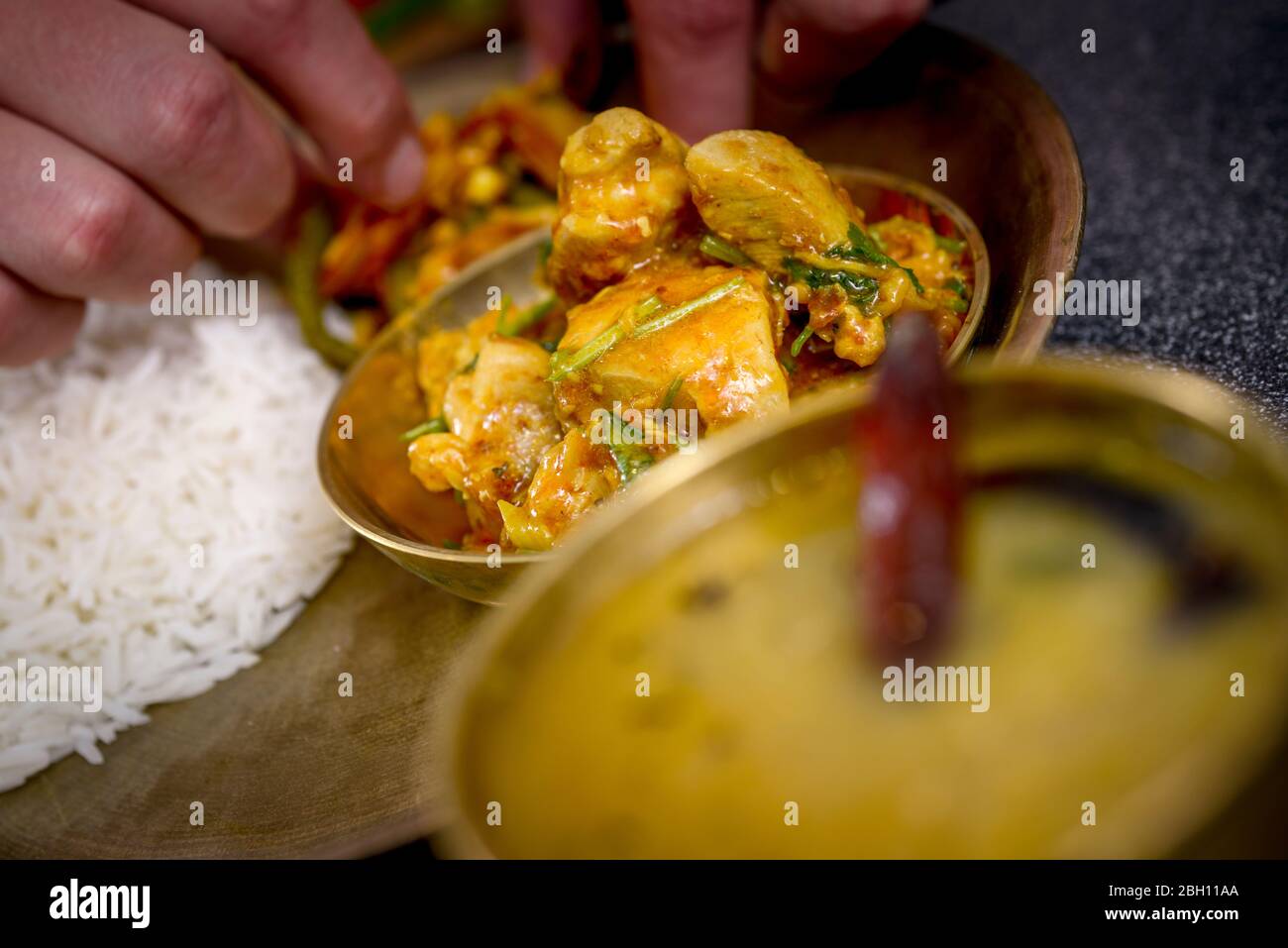Ein Koch bereitet nepalesische Gerichte in einer Küche zu. Stockfoto