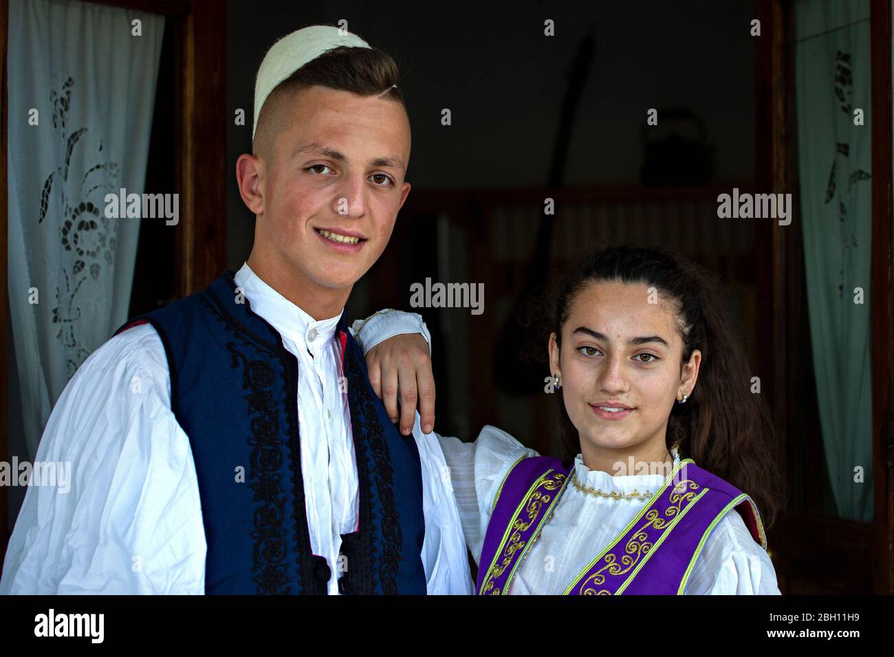 Junge albanische Paar in Trachten, in Berat, Albanien. Stockfoto