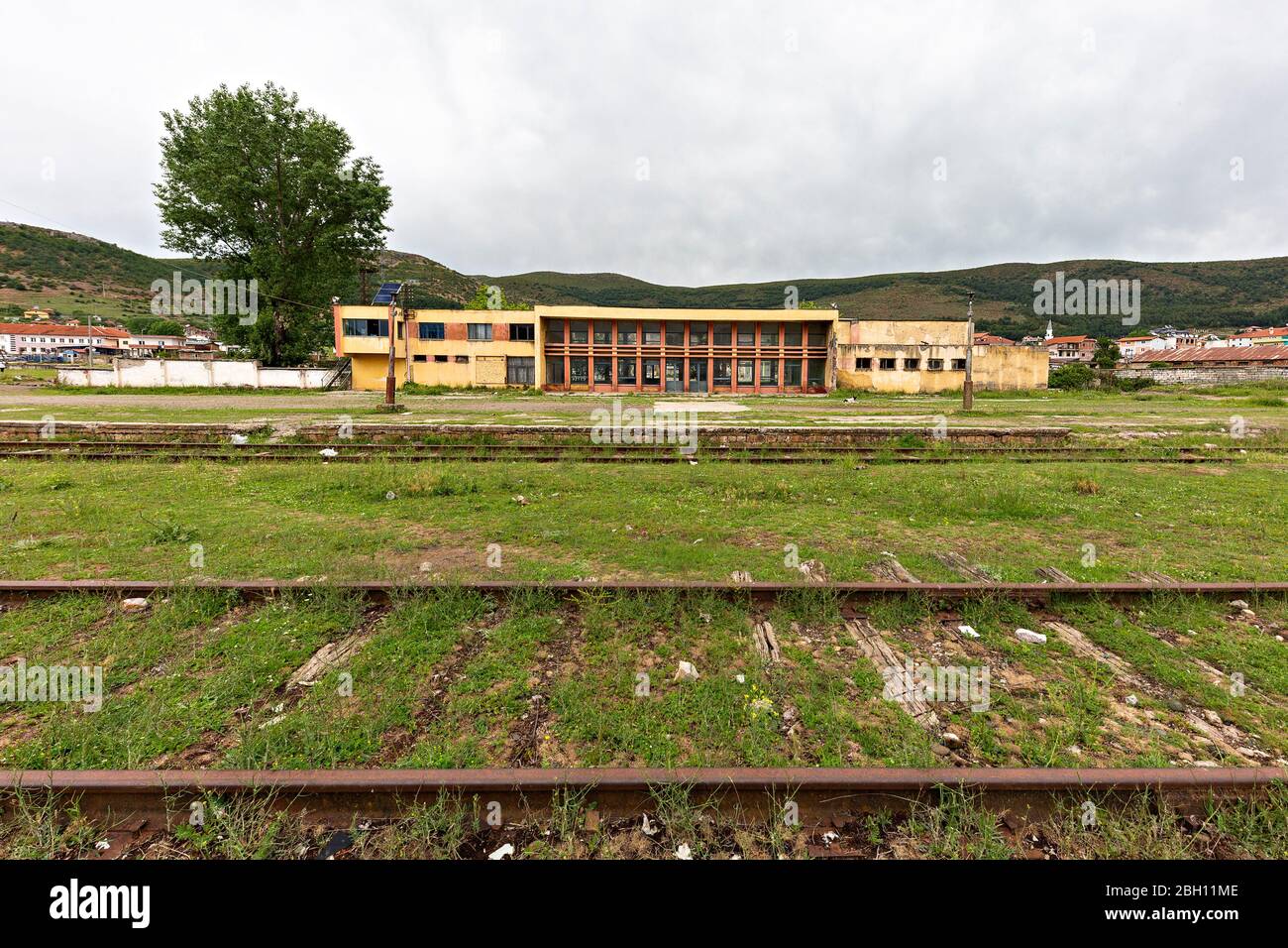 Verlassene alte Bahnhof aus der kommunistischen Ära in Albanien Stockfoto