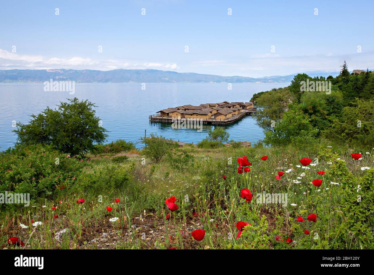 Knochen-Bucht am Ohridsee mit Häusern auf Stelzen, in Mazedonien Stockfoto