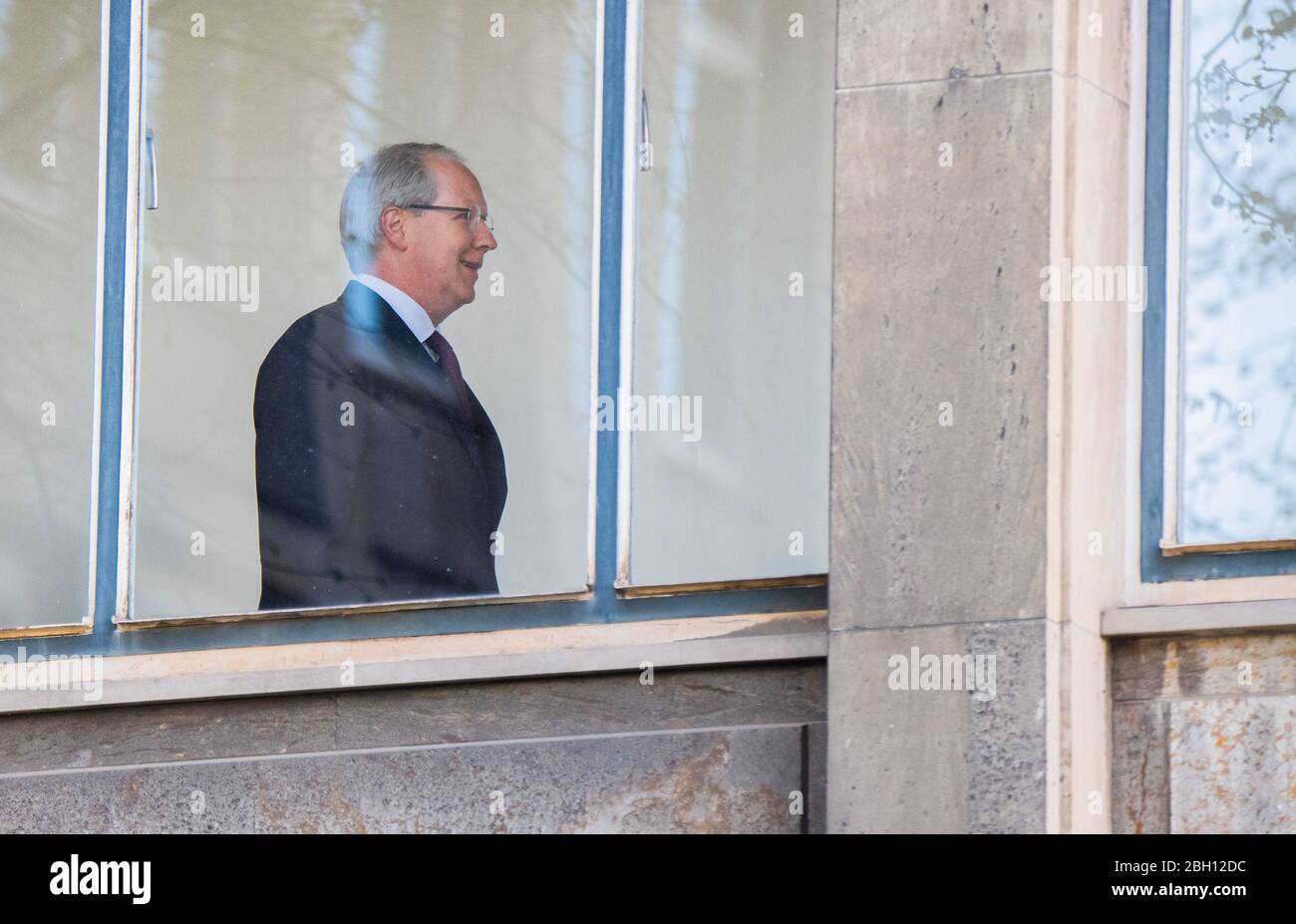 23. April 2020, Niedersachsen, Hannover: Stefan Schostok (SPD), ehemaliger Bürgermeister der Stadt Hannover, geht über einen Korridor im Amtsgericht. Das Urteil im Prozess gegen die Rathausangelegenheit Hannover wird am Donnerstag verkündet. Foto: Julian Stratenschulte/dpa Stockfoto