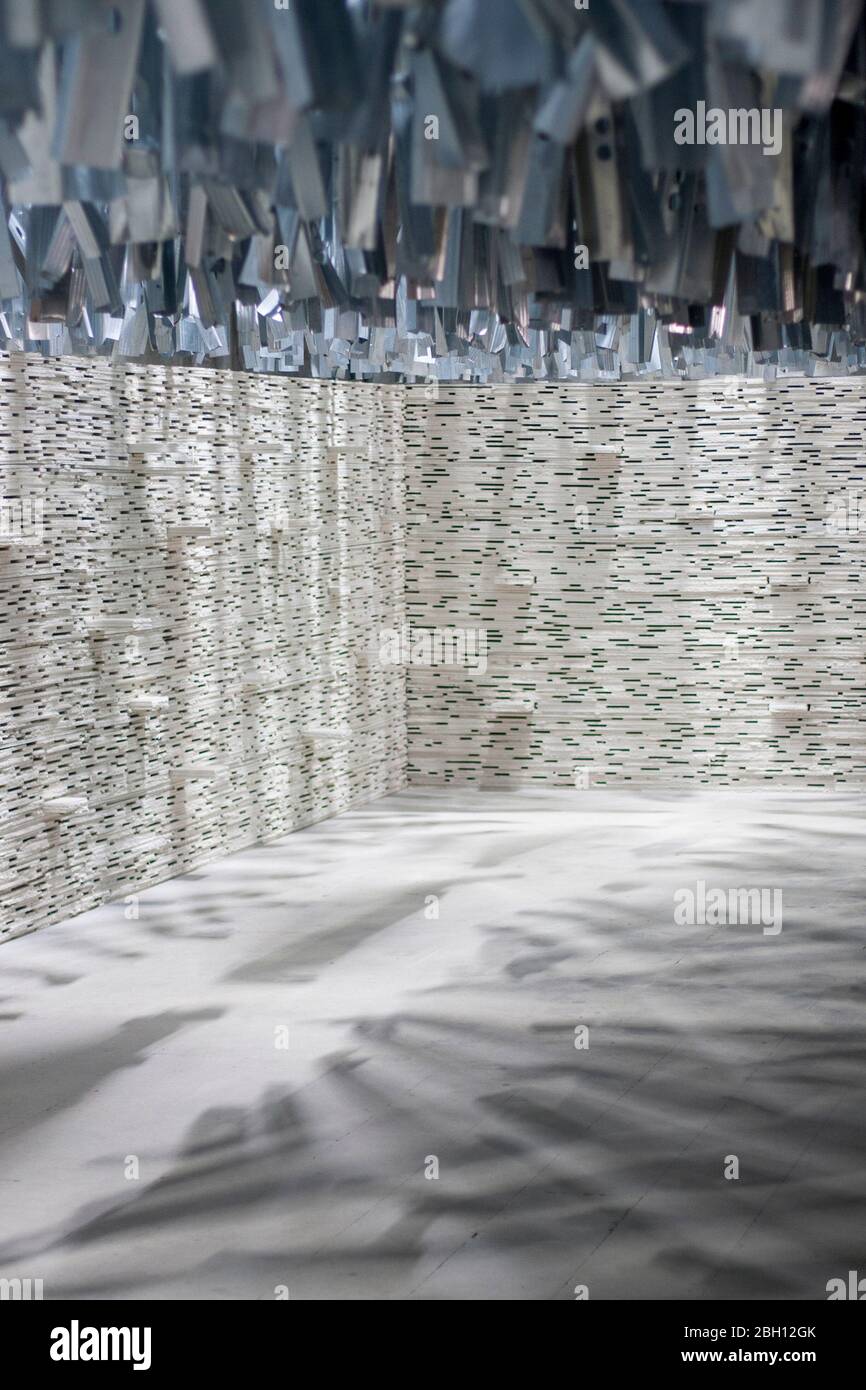 Eine Installation des chilenischen Architekten Alejandro Aravena auf der Architekturbiennale Venedig 2016, bestehend aus recycelten Baumaterialien Stockfoto