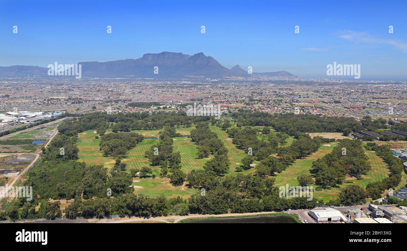 Luftaufnahme des King David Golfplatzes neben dem internationalen Flughafen Kapstadt Stockfoto