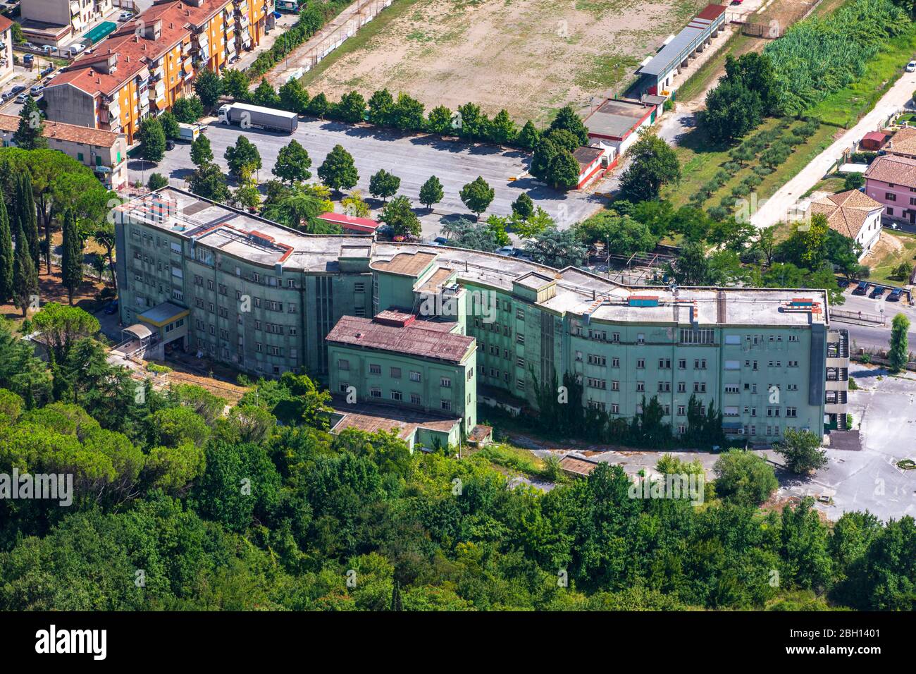 Cassino, Italien. 17. August 2019: Ehemaliges Krankenhaus von Cassino 'Gemma de Posis'. Luftaufnahme. Heute beherbergt es eine Familienberatungsstelle und ein Gesundheitszentrum Stockfoto