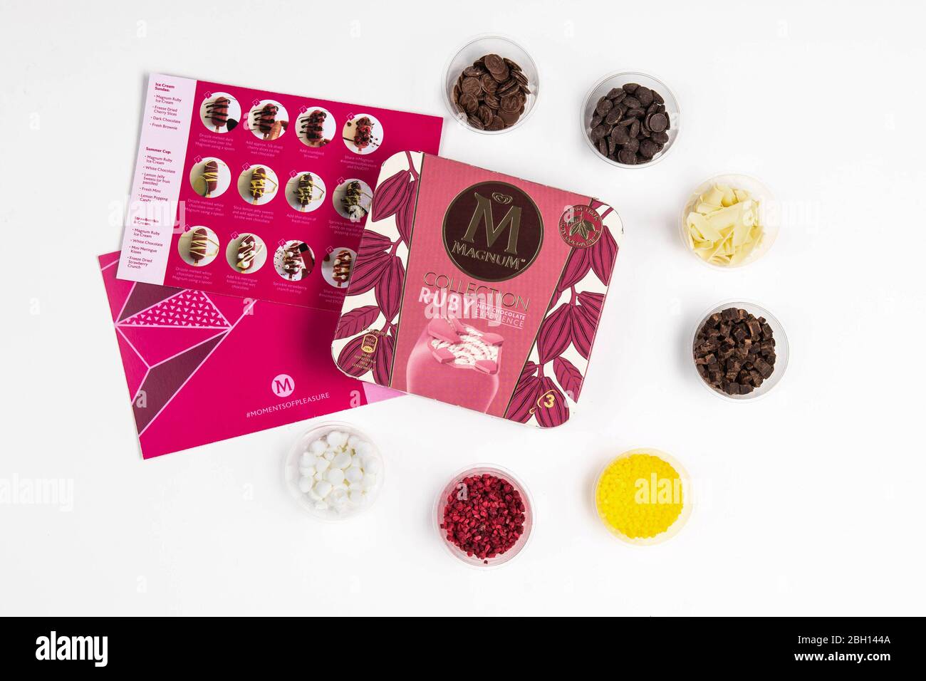 Die Eiscreme-Marke Magnum hat sich mit Deliveroo zusammen geschlossen, um ???Make My Magnum Kits??? Zu erstellen, die ab morgen, Freitag, dem 24. April, erhältlich sein werden. Stockfoto