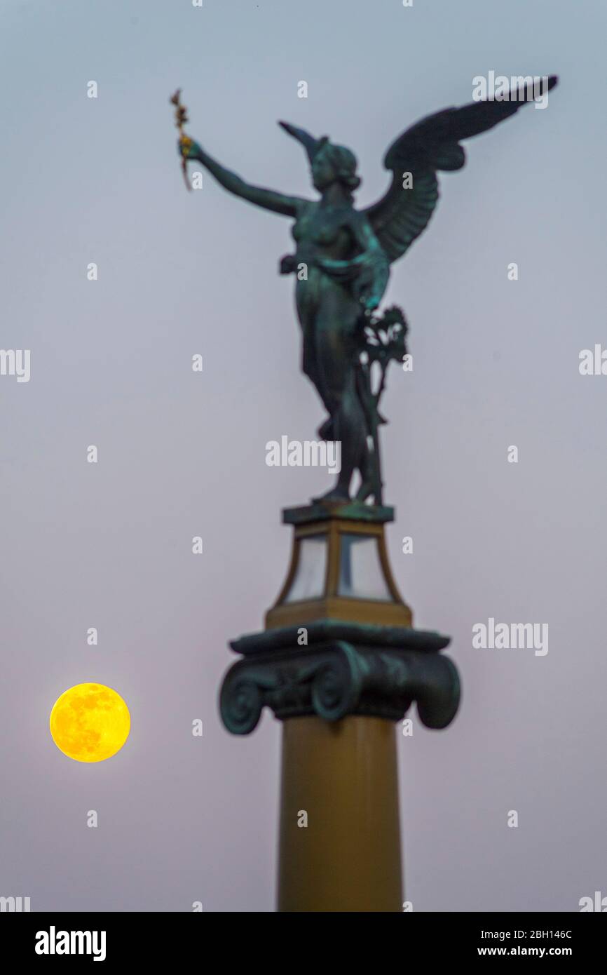 Gelber Supermond über der Bogenbrücke im Jugendstil über der Moldau in Prag Stockfoto