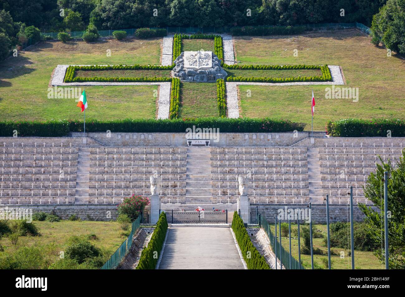 Polnischer Militärfriedhof von Montecassino. Der polnische Kriegsfriedhof am Monte Cassino in Italien. Katholische, jüdische und orthodoxe Religion. Stockfoto
