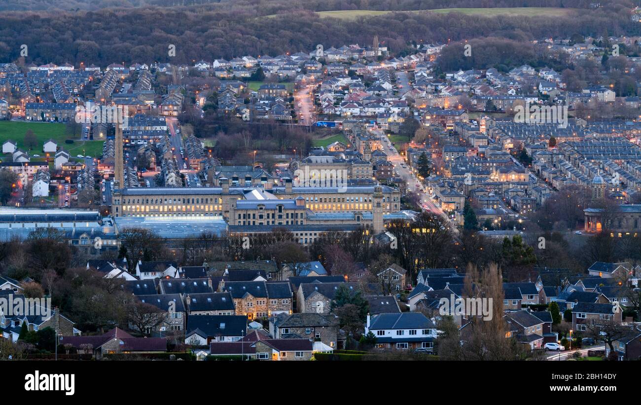 Industrielle viktorianische Textilfabrik, Kunstgalerie, hoher Kamin, Stadthäuser, gemischte Gehäuse, Dämmerung - Salze Mill High view, Saltaire, Bradford, England Großbritannien Stockfoto