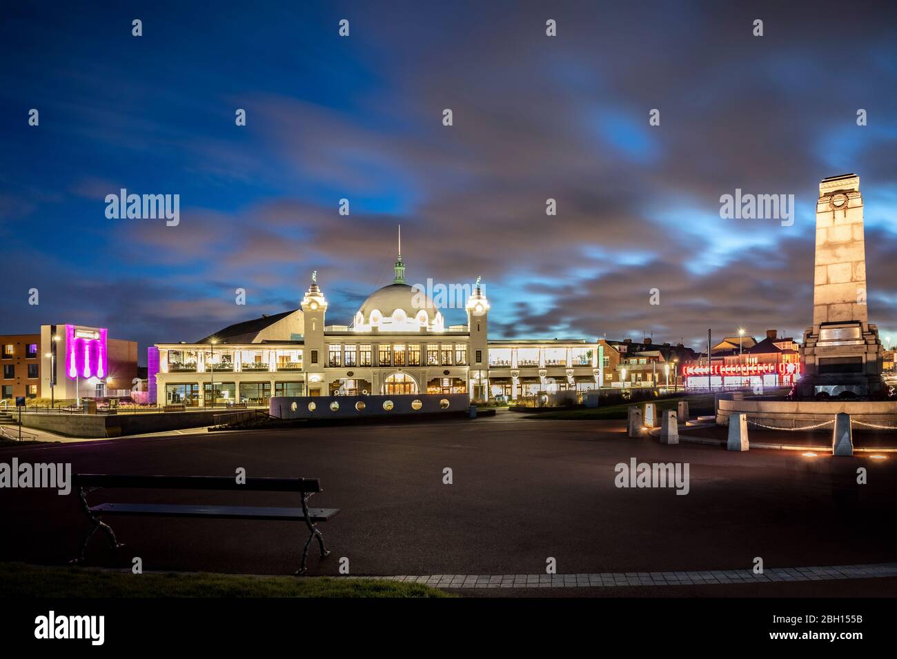 Spanischer Stadtdom bei Nacht, Whitley Bay, Tyne and Wear, England, Großbritannien, GB. Europa. Stockfoto