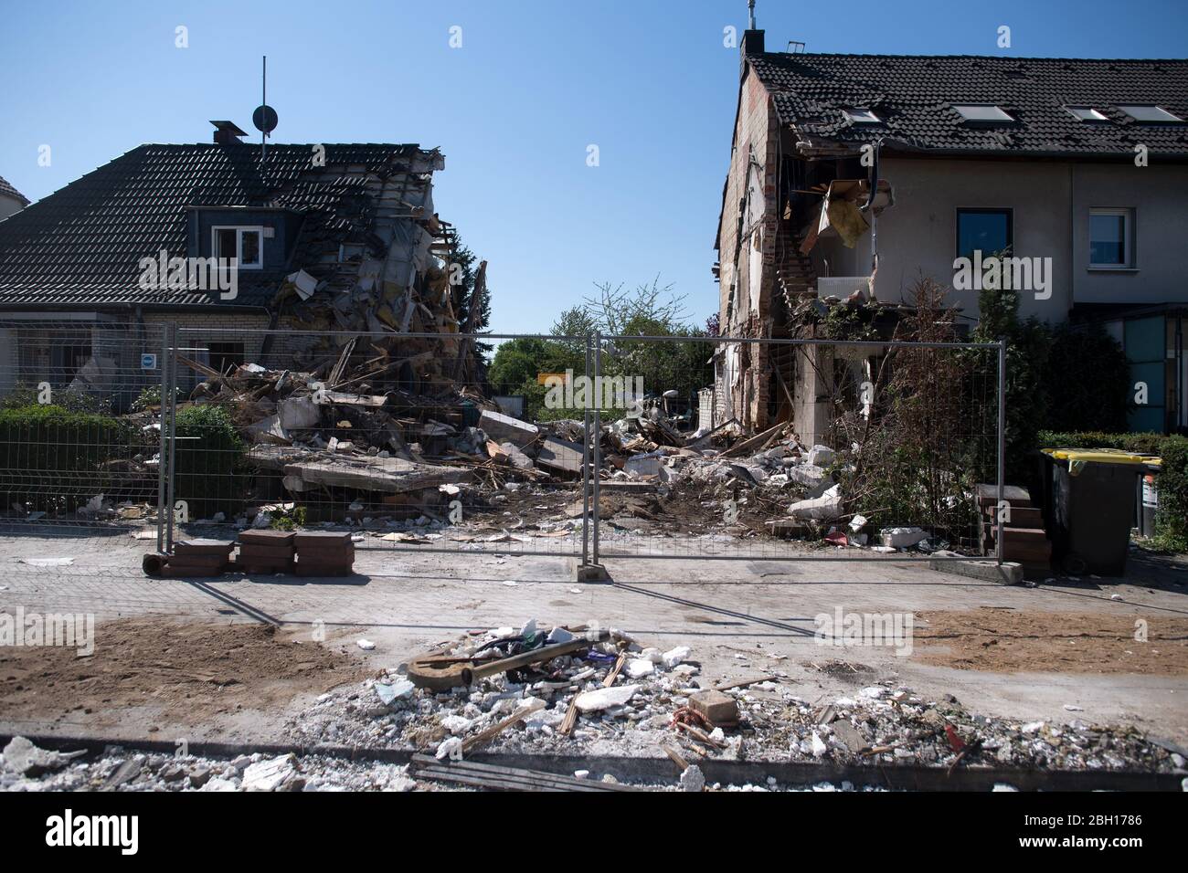 Köln, Deutschland. April 2020. Vor den beschädigten Häusern liegen Trümmer. Nach der Explosion eines Hauses und der anschließenden Entdeckung einer Leiche in Köln geht die Untersuchung weiter. Das Reihenhaus im Stadtteil Buchheim war durch die Explosion vollständig zerstört worden. Quelle: Federico Gambarini/dpa/Alamy Live News Stockfoto