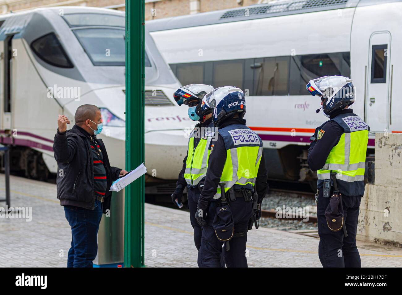 Cartagena, Spanien. April 2020. Die nationale Polizei kontrolliert die Passagiere, die aus anderen Städten am Bahnhof ankommen.Quelle: ABEL F. ROS/Alamy Live News Stockfoto