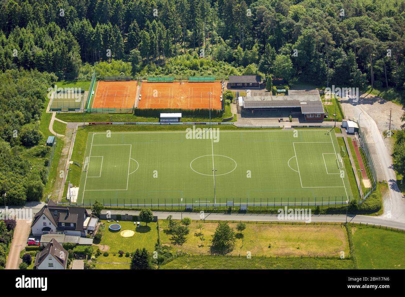 , Fußballstadion des Vereins TuS Green - White Allagen e.V. in Warstein, 07.06.2016, Luftaufnahme, Deutschland, Nordrhein-Westfalen, Sauerland, Warstein Stockfoto