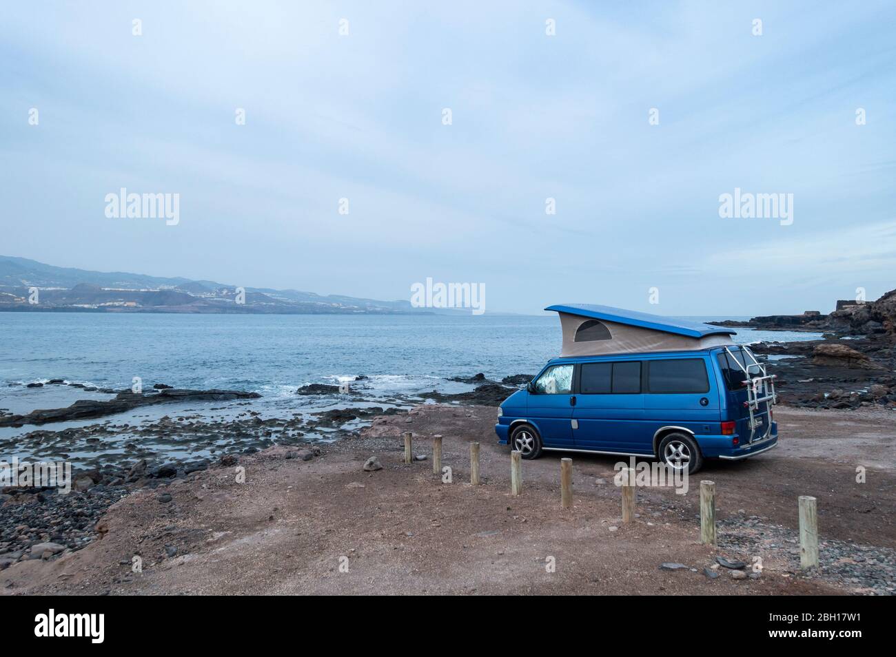 VW, Volkswagen Wohnmobil mit erhöhtem Dach geparkt mit Blick auf das Meer. Stockfoto