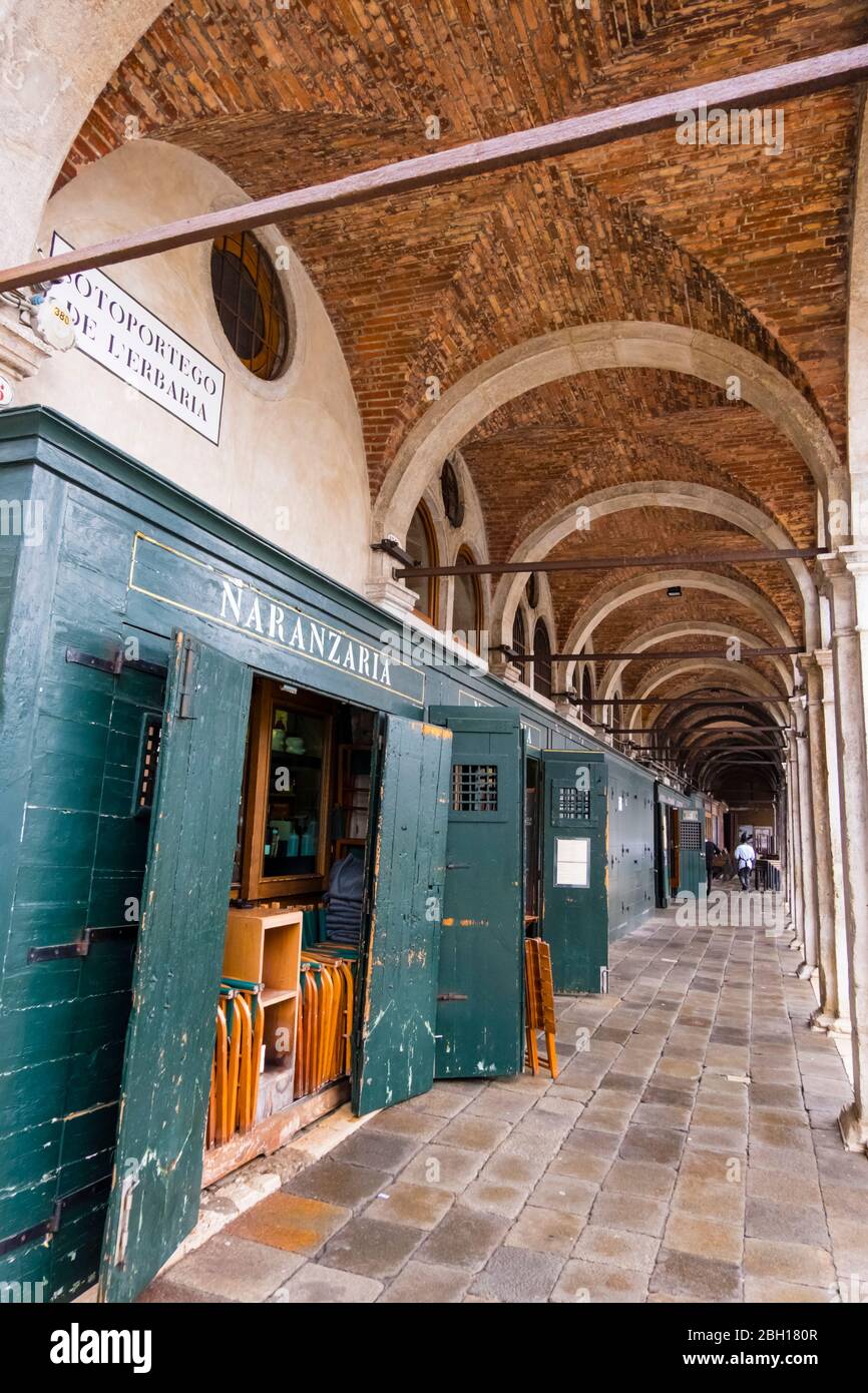 Restaurants und Weinstuben in Gewölbekapitalen, Rialto Markt, San Polo Viertel, Venedig, Italien Stockfoto