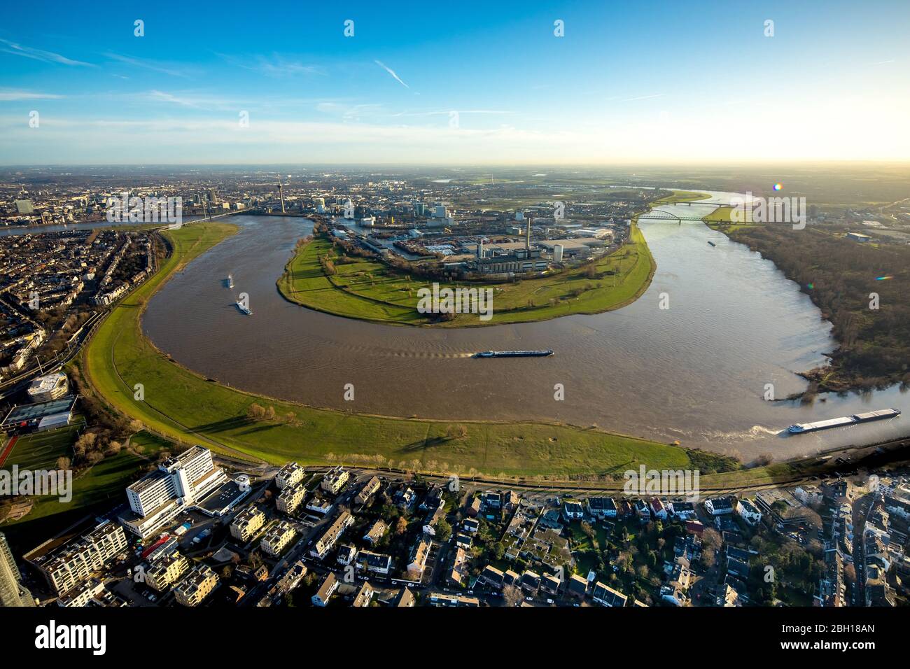 Binnenschifffahrt auf Erftkanal, Rhein, Kraftwerk Lausward und Medienhafen, 19.12.2020, Luftaufnahme, Deutschland, Nordrhein-Westfalen, Niederrhein, Düsseldorf Stockfoto