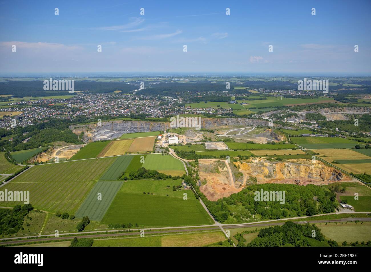 , Kalksteinbrüche hohe Liet und Hillenberg in Warstein, 07.06.2016, Luftaufnahme, Deutschland, Nordrhein-Westfalen, Warstein Stockfoto