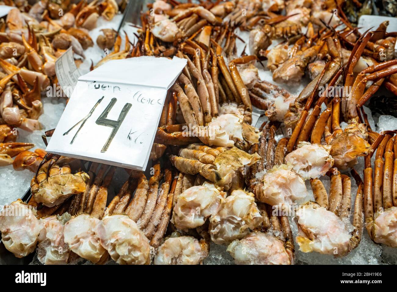 Krabbenbeine auf einem Stand auf dem Fischmarkt in einer Markthalle, Spanien, Andalusien, Cadiz Stockfoto