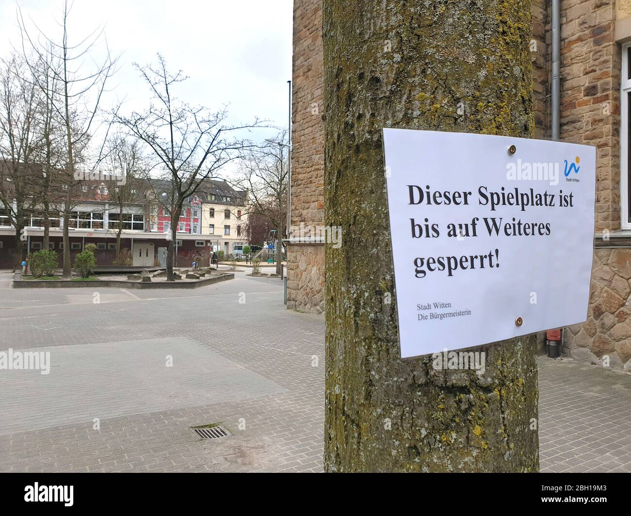 Abgeschlossener Spielplatz mit Schild, Corona-Krise 2020, Deutschland, Nordrhein-Westfalen, Ruhrgebiet, Witten Stockfoto