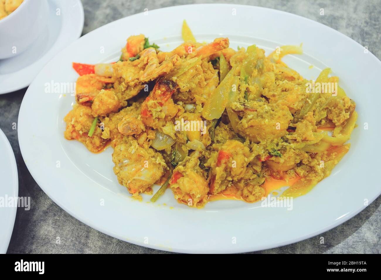 Geschlossene Schuss Stir Fried Krabbe und Garnelen mit Curry Powder. Stockfoto
