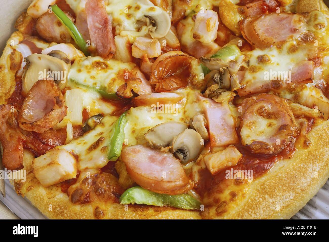 Closed-up-Shot Supreme Deluxe Pizza, Fast-Food-Konzept. Stockfoto