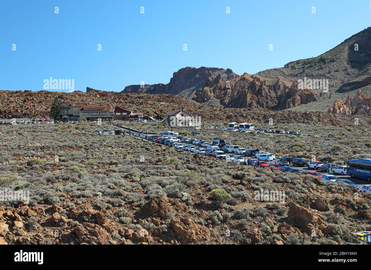 Linie von Autos im Nationalpark Roque de Garcia, Kanarische Inseln, Teneriffa, Teide Nationalpark Stockfoto