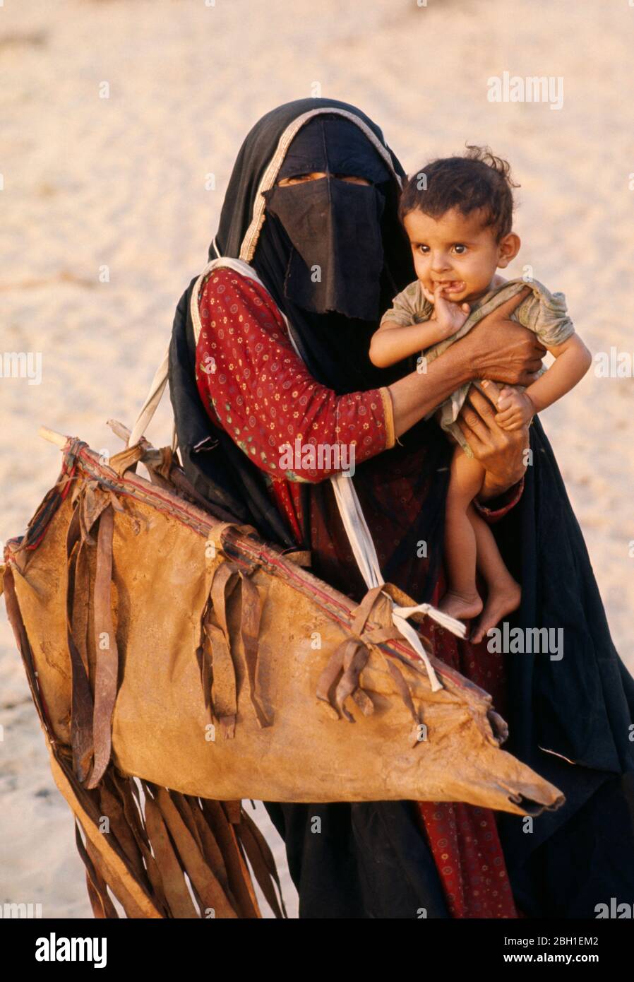 Katar, Beduinen Frau und Baby. Stockfoto