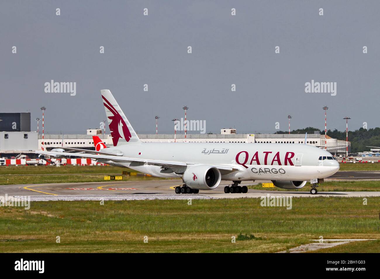 A7-BFE Qatar Airways Cargo Boeing 777-FDZ in Malpensa (MXP / LIMC), Mailand, Italien Stockfoto