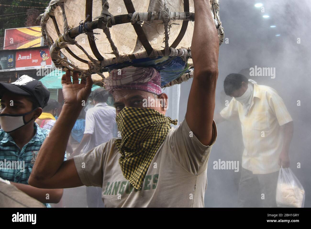 Portier auf einem Markt von Kolkata während der Sperre für Covid 19 Stockfoto