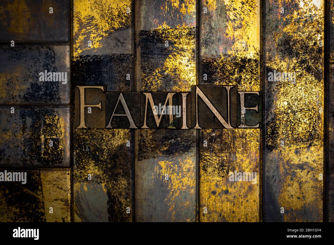 Foto von echten authentischen Schreibschrift bilden Hungersnot Text auf vintage texturierten Grunge Kupfer und Gold Hintergrund Stockfoto