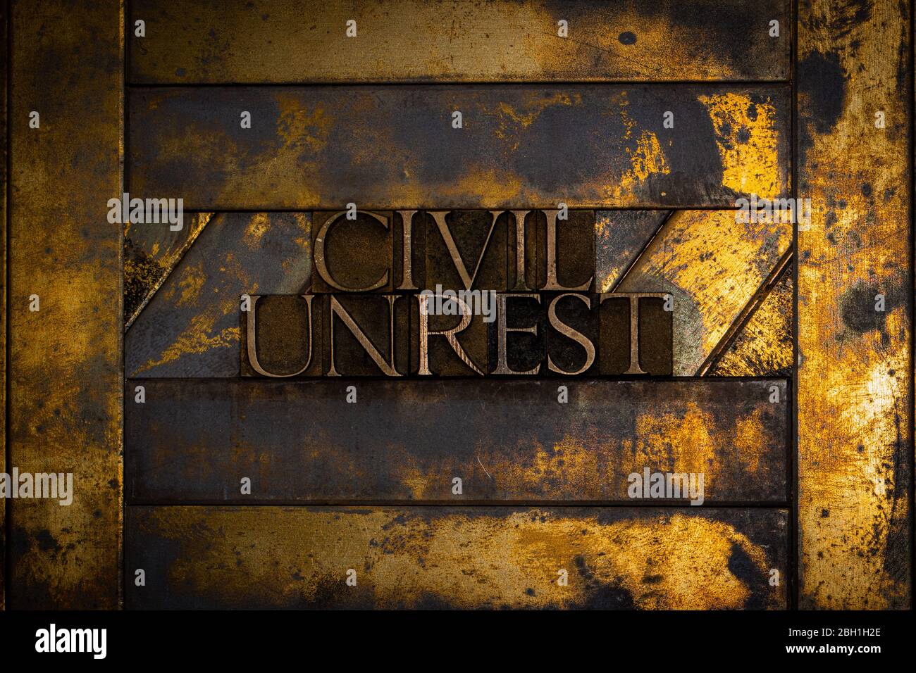 Foto von echten authentischen Schreibschrift bilden Civil Unrest Text auf vintage texturierten Grunge Kupfer und Gold Hintergrund Stockfoto