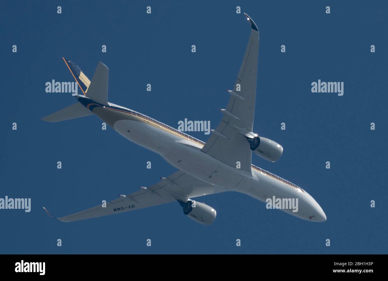 Wimbledon, London, Großbritannien. 23. April 2020. Leichte Zunahme der Abflüge vom Flughafen Heathrow über der östlichsten ‘Noise Preferential Route’ (NPR) über London während des 31. Tages der Coronavirus Lockdown. Singapore Airways der Airbus A350 9V-SMW verlässt Heathrow und fährt nach Singapur. Quelle: Malcolm Park/Alamy Live News. Stockfoto