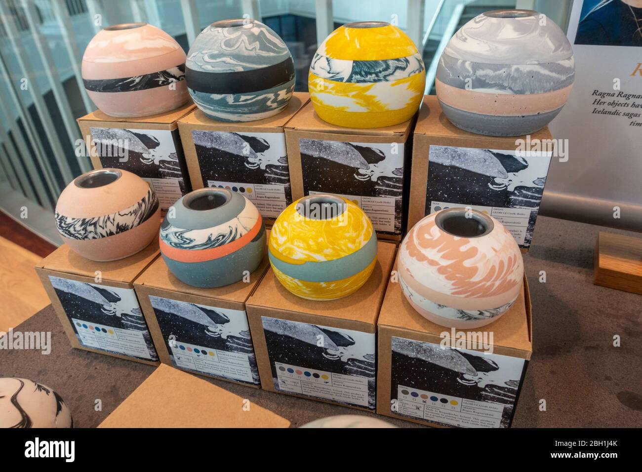 Kerzenhalter für dekorative Kerzen, entworfen von Ragna Ragnarsdottir, isländische Geschenke zum Verkauf im Museumsshop, Perlan ("die Perle") in Reykjavik, Island. Stockfoto Kerzenhalter für dekorative Kerzen, entworfen von Ragna Ragnarsdottir, isländische Geschenke zum Verkauf im Museumsshop, Perlan ("die Perle") in Reykjavik, Island. Stockfoto
