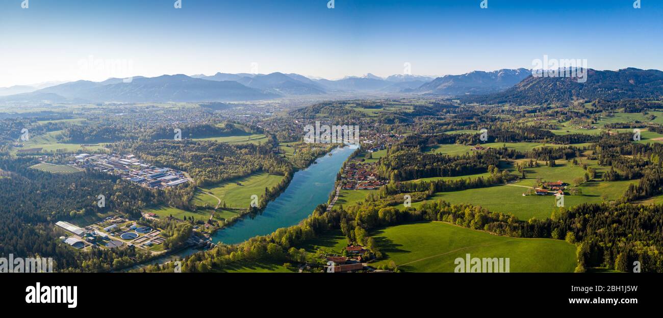 Luftpanorama Bad Tölz, Isartal, Deutschland Bayerische Alpen. Sonnenaufgang Stockfoto