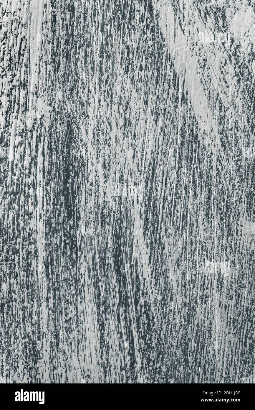 Silberne Pinselstriche über schwarzer Farbe. Abstrakte vertikale trendige Textur Hintergrund Stockfoto