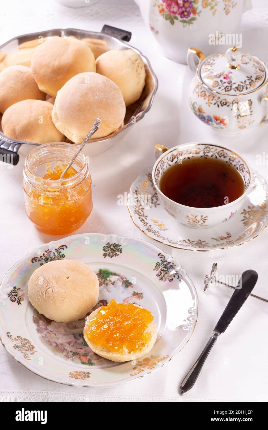 Frische, leckere Muffins mit Orangenmarmelade für den morgendlichen Tee Stockfoto