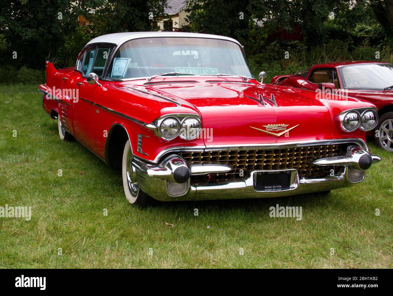 Vorderansicht eines roten 1958 Cadillac De-Ville auf einer Oldtimer-Ausstellung in Wales Stockfoto