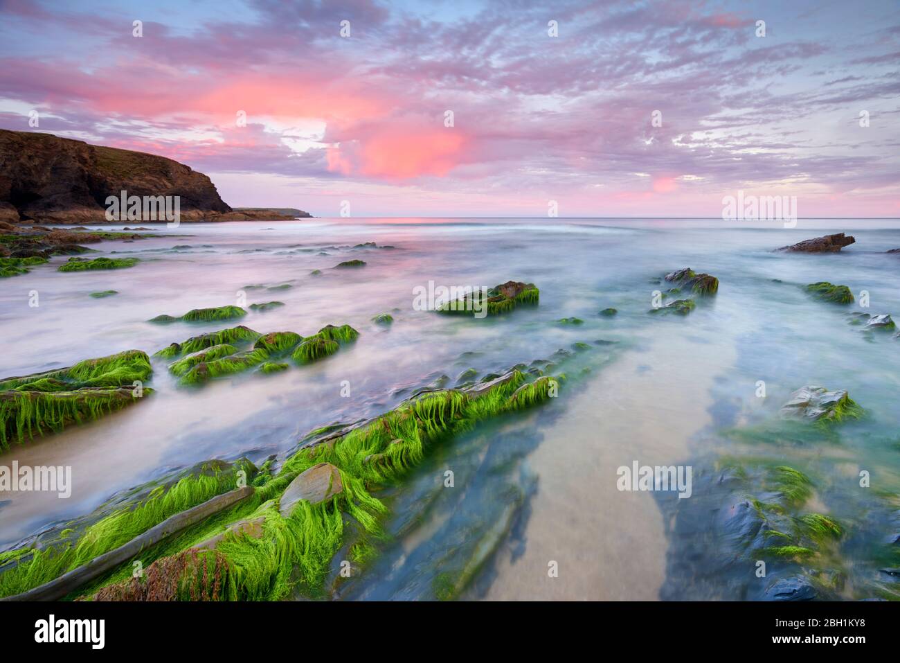 Die Abendsonne verwandelt die Wolken in rosa Farben, Cornwall Stockfoto