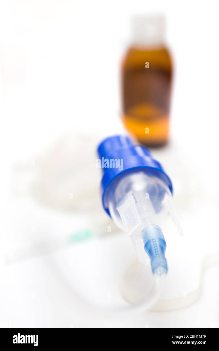 Medizinische Geräte zum Einatmen mit Atemschutzmaske, Vernebler auf dem weißen Tisch Stockfoto