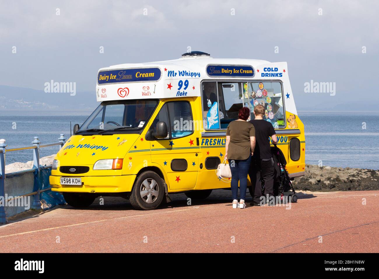 Ein Mr. Whippy Eiswagen am Meer in Morecambe Stockfoto