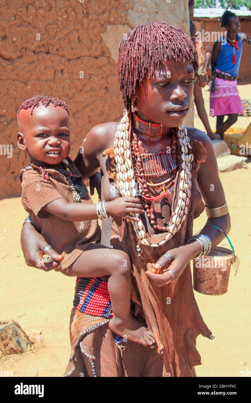 Hamer TribeFrau hält ihr Baby. Fotografiert im Omo River Valley, Äthiopien Stockfoto