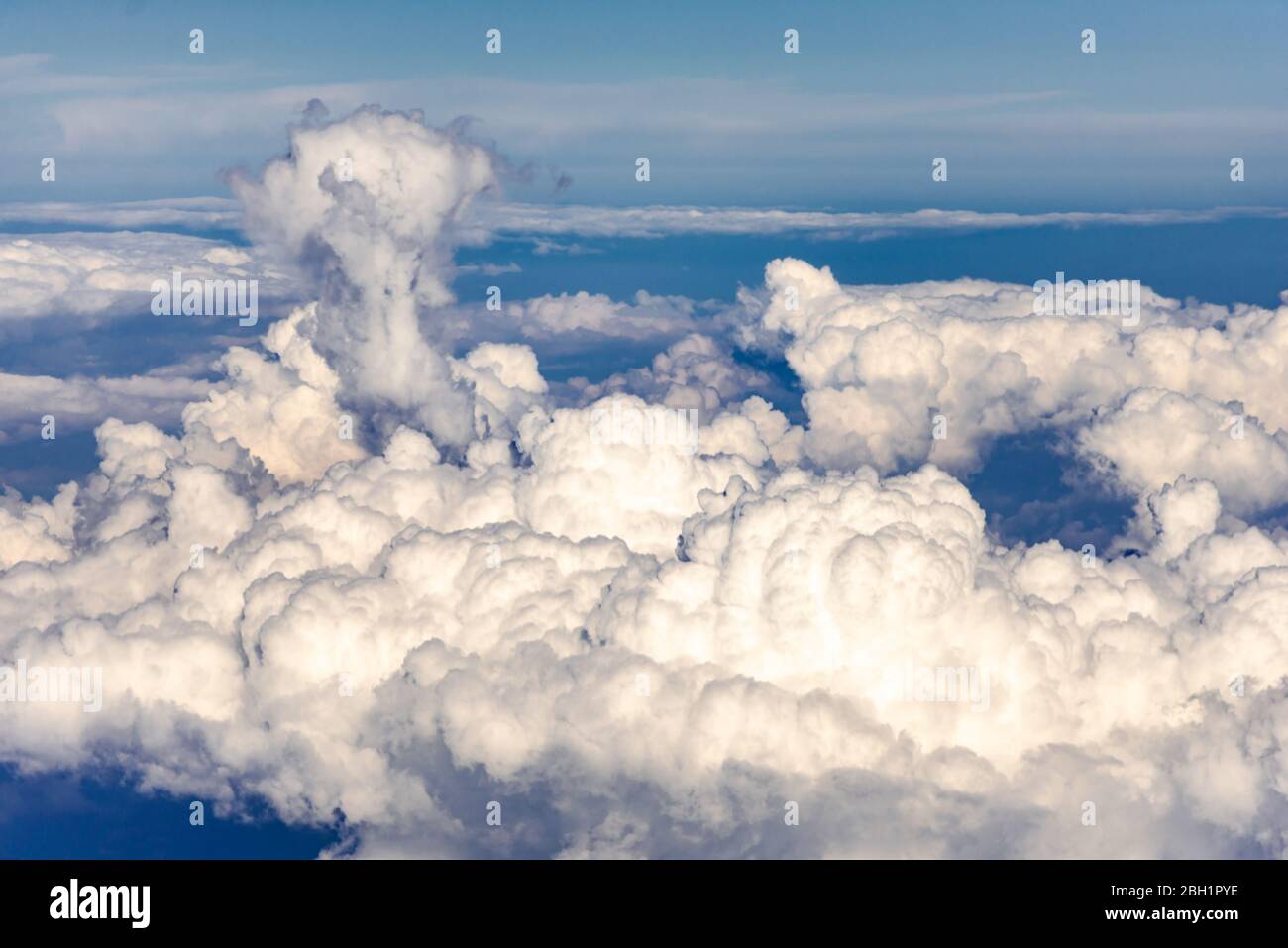 Wolken aus dem Flugzeugfenster. Schöner Himmel und Meer von Wolken, Foto von oben. Verschiedene Formen der Wolkendecke. Stockfoto