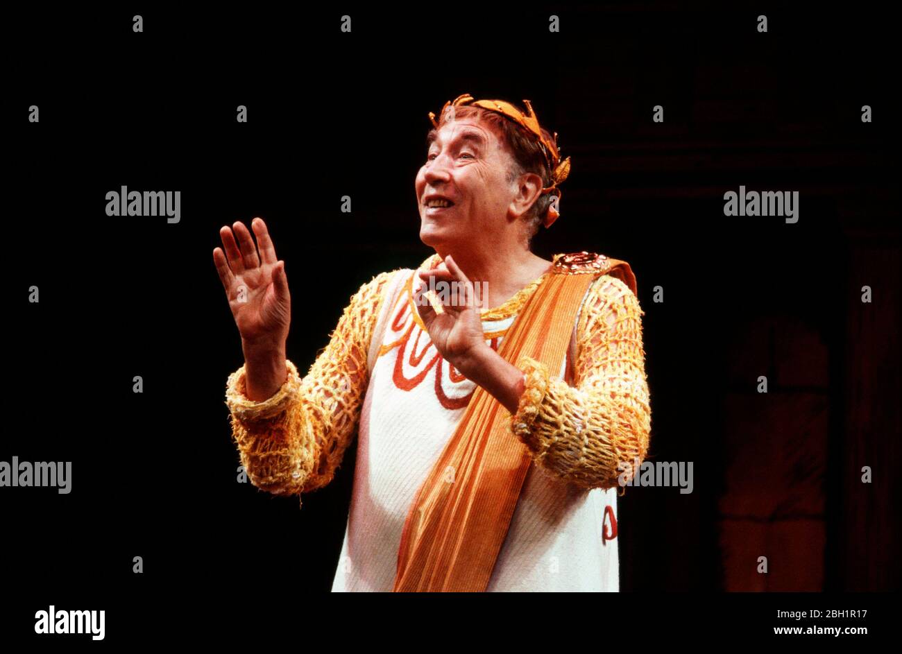 Frankie Howerd (Pseudolus) in EINEM LUSTIGEN DING GESCHAH ES AUF DEM WEG ZUM FORUM am Piccadilly Theatre, London 1986 Buch: Burt Shevelove & Larry Gelbart Musik & Texte: Stephen Sondheim Design: Tony Walton Beleuchtung: Robert Ornbo Choreographie: George Martin Regie: Larry Gelbart Stockfoto